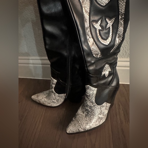 Silver/chrome and black heeled snake skin cowboy boots - Picture 7 of 7